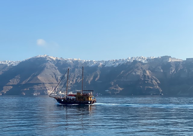 Paseo en barco por la isla de Santorini.